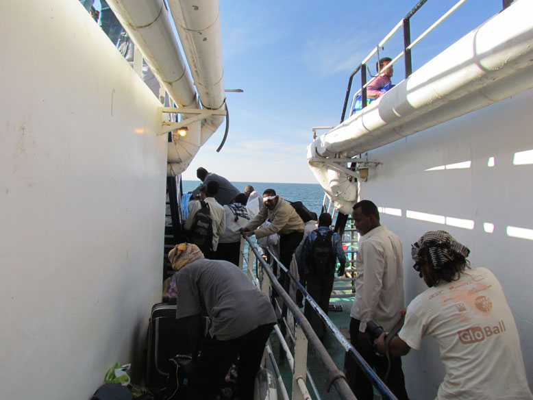 cambio de barco en el más absoluto caos